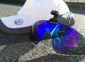 gorra con gafas de sol integradas