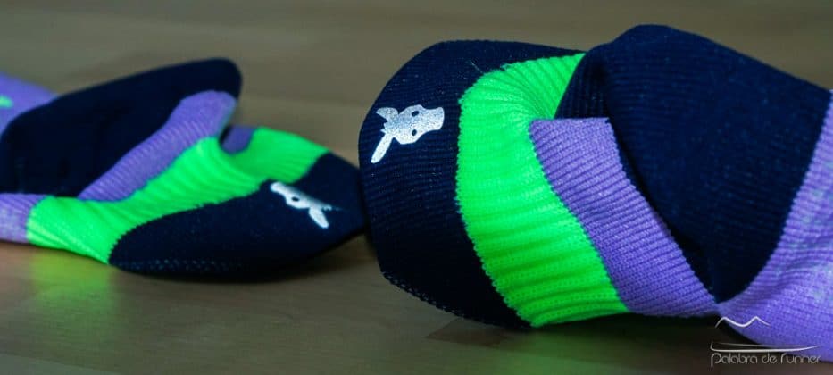 Detalle logo reflectante Sockers