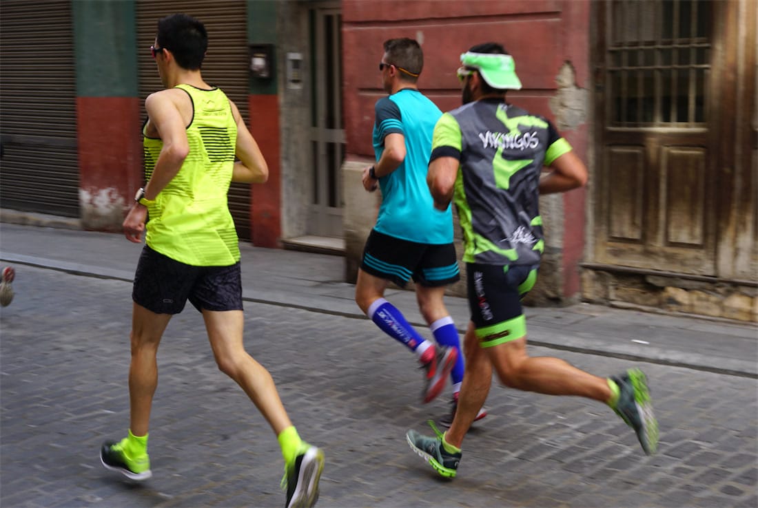 corredores con medias de compresion running