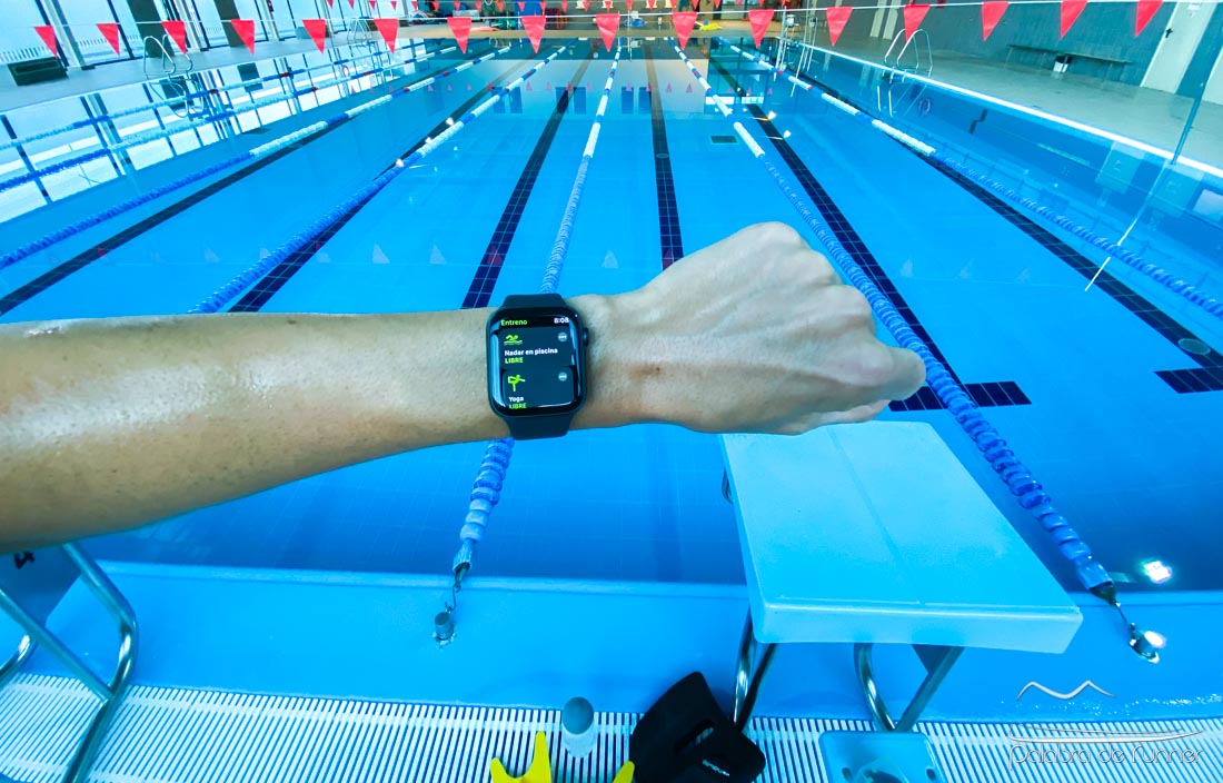 Apple Watch y natación en piscina.