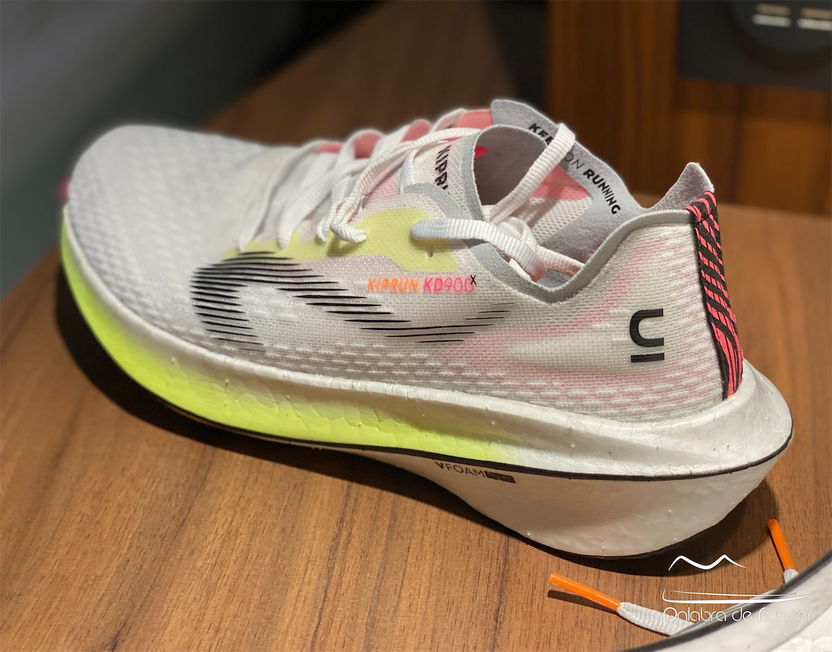 ZAPATILLAS RUNNING PLACA CARBONO HOMBRE KIPRUN KD900X BLANCAS